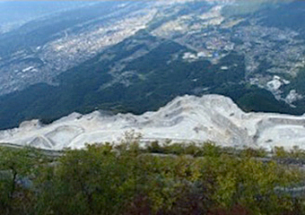 武甲山山頂から望む採掘場